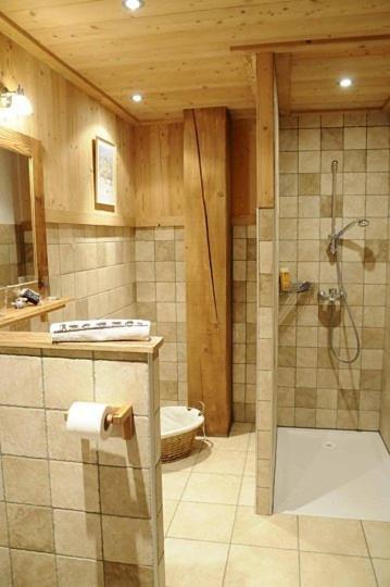 La Ferme D Emilienne Bed & Breakfast Sallanches Ruang foto